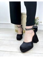 Туфли с украшением на широком каблуке