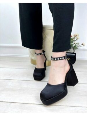 Туфли с украшением на широком каблуке