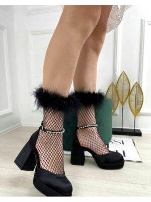 Босоножки с украшением на широком каблуке