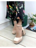 Туфли с украшением вокруг ноги