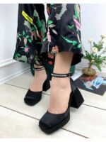 Туфли с украшением