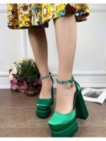 Туфли с украшением на высоком каблуке