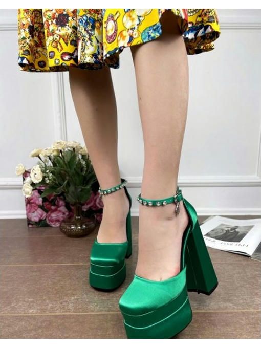 Туфли с украшением на высоком каблуке