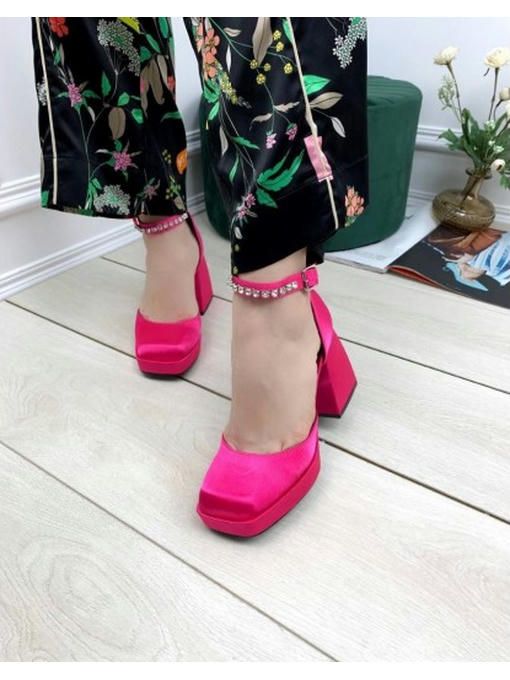 Туфли с украшением вокруг ноги