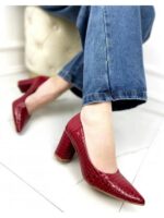 Туфли с острым носиком на низком каблуке