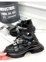 Кроссовки на массивной подошве