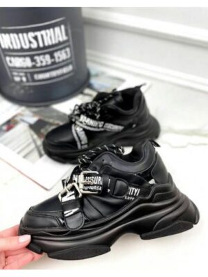 Кроссовки на массивной подошве