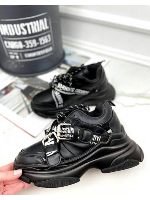 Кроссовки на массивной подошве