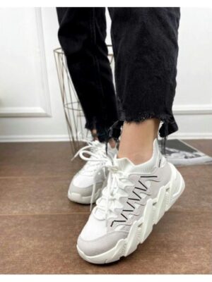 Кроссовки на массивной подошве