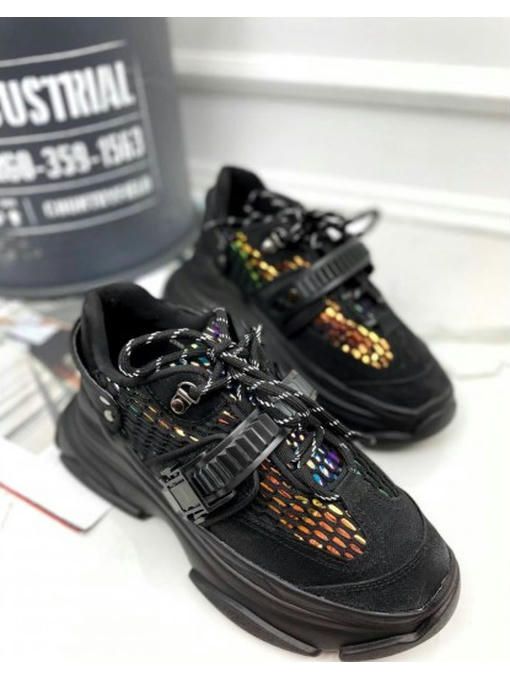 Кроссовки на массивной подошве