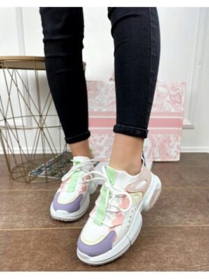 Кроссовки на массивной подошве