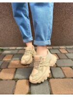 Кроссовки на массивной подошве