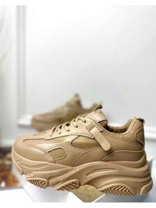 Кроссовки на массивной подошве