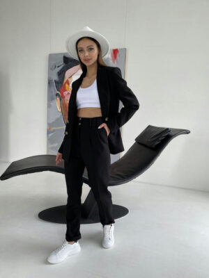 Деловой костюм из костюмной ткани