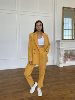 Деловой костюм из костюмной ткани