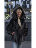 Белая шуба из искусственной норки с поясом в цвете графит