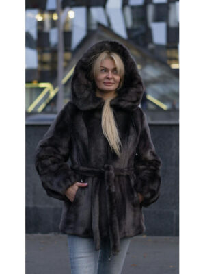 Белая шуба из искусственной норки с поясом в цвете графит