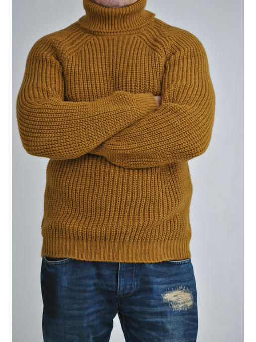 Шерстяной мужской свитер с высоким горлом цвета горчицы — изображение 2