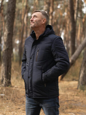 Мужская темно-синяя демисезонная куртка с капюшоном и карманами на молнии