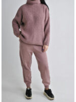 Женский вязанный спортивный костюм розового цвета