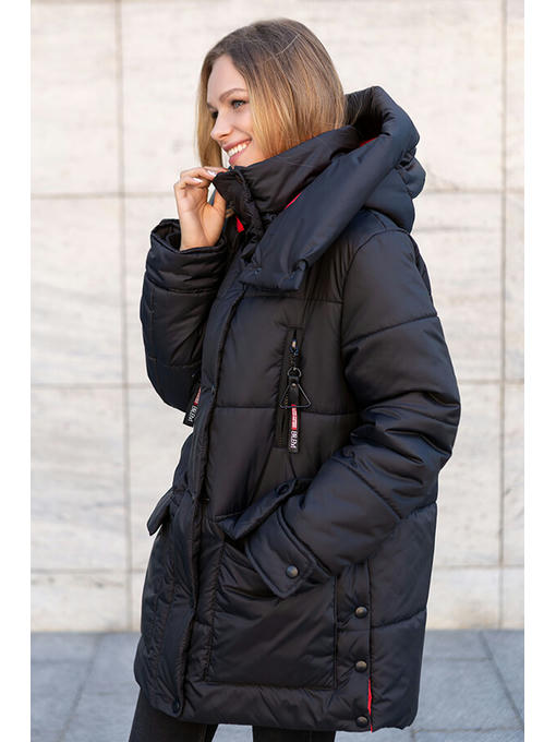 Черная зимняя женская куртка оверсайз — изображение 10