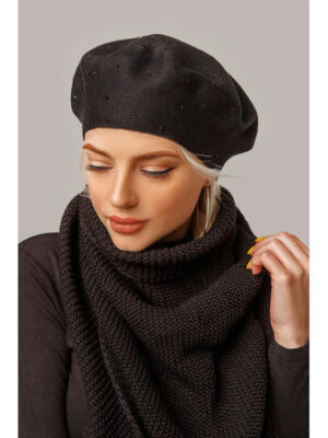 Шерстяной берет с украшениями черного цвета