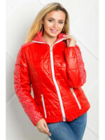Красная короткая демисезонная куртка в белый горошек