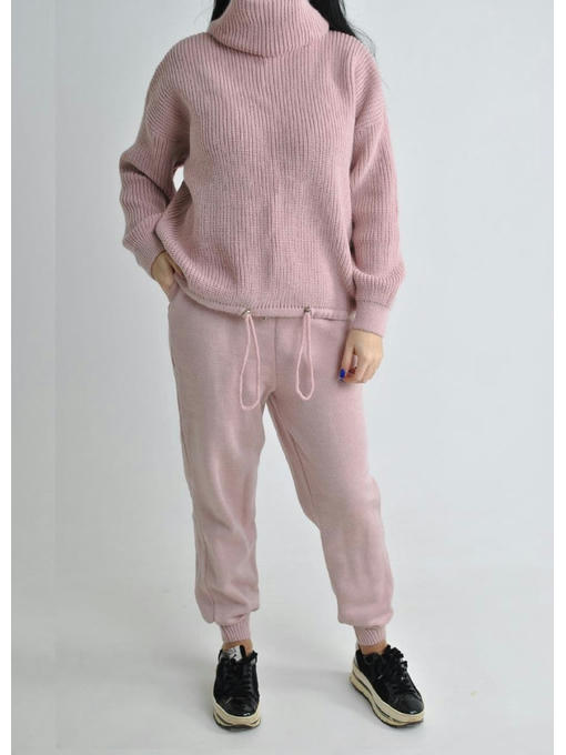 Женский стильный вязанный костюм в цвете пудра