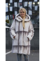 Длинная шуба молочного цвета с серо-бежевым узором