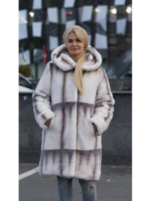 Длинная шуба молочного цвета с серо-бежевым узором