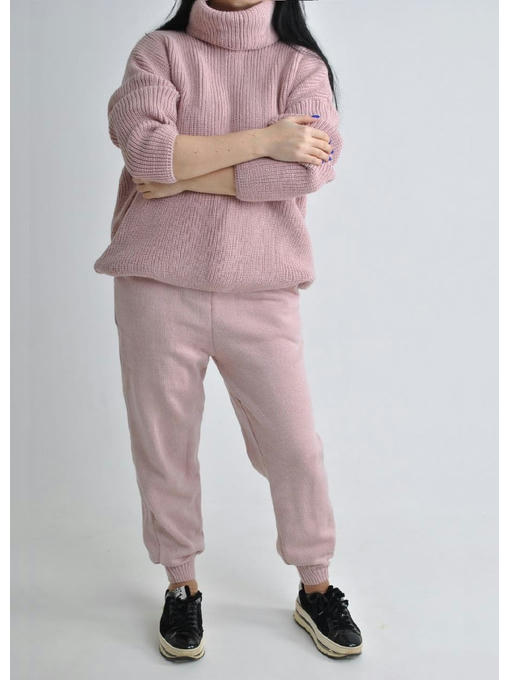 Женский стильный вязанный костюм в цвете пудра — изображение 3