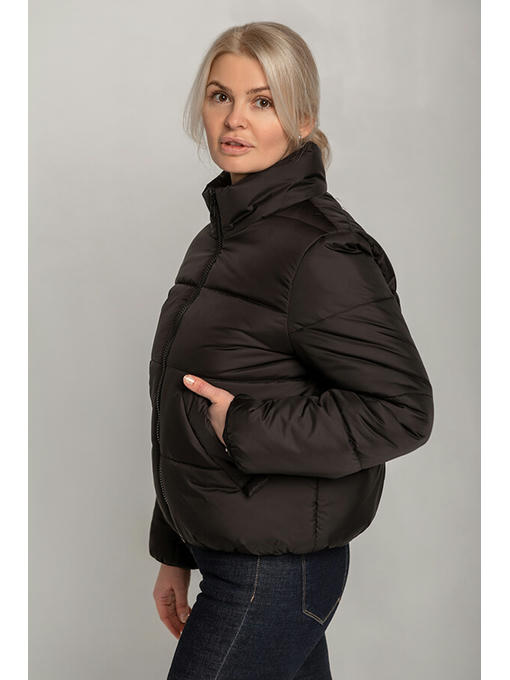 Демисезонная женская куртка с двумя карманами в черном цвете — изображение 4