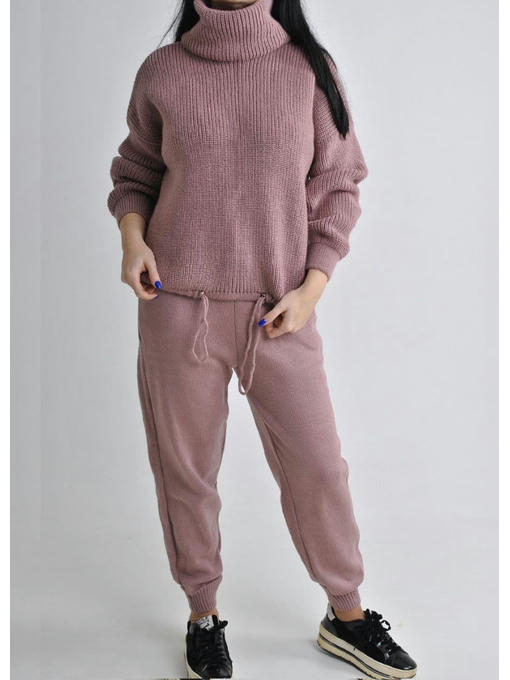 Женский стильный вязанный костюм в розовом цвете — изображение 4