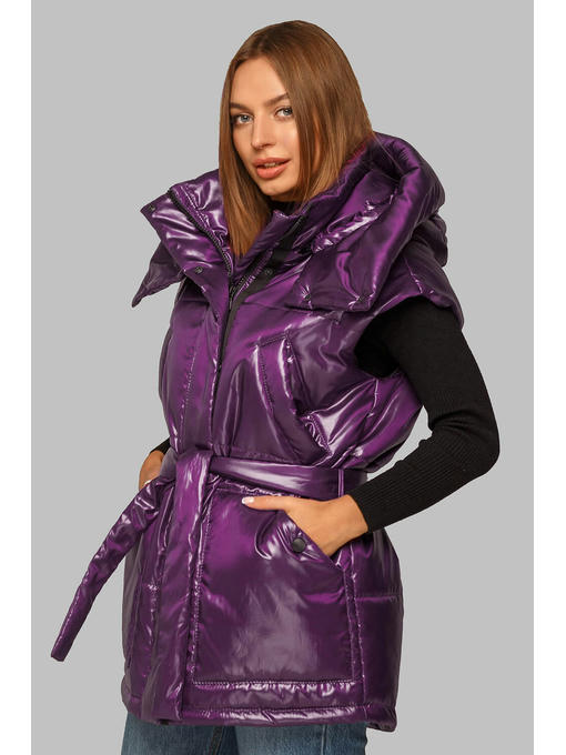 Фиолетовый жилет с поясом и капюшоном в модном фасоне — изображение 4