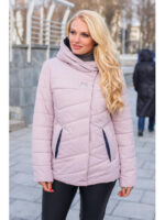 Демисезонная куртка цвета пудра из плащевки с капюшоном