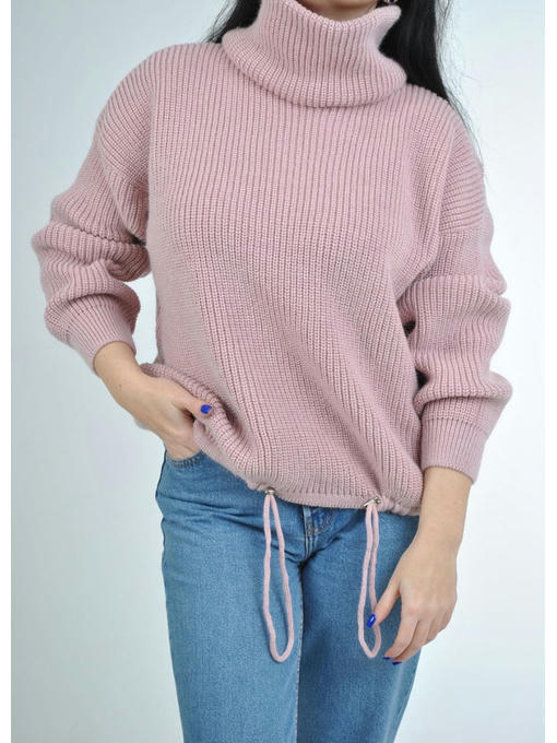 Женский вязанный свитер крупной вязки с высоким горлом в цвете пудра — изображение 3