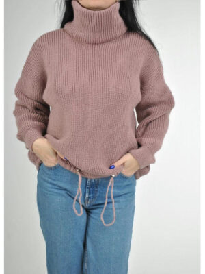Женский вязанный свитер крупной вязки с высоким горлом розовый