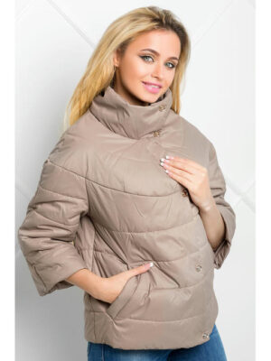 Бежевая демисезонная куртка с отстежным рукавом