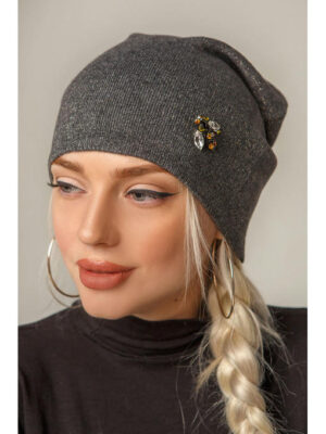 Молодежная шапка для девушки с люриксом серого цвета