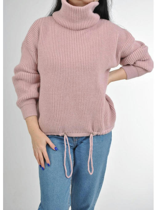 Женский вязанный свитер крупной вязки с высоким горлом в цвете пудра — изображение 4