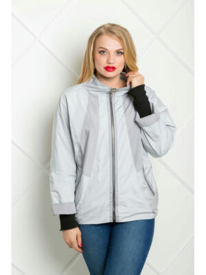 Женская ветровка серого цвета с подвернутыми рукавами
