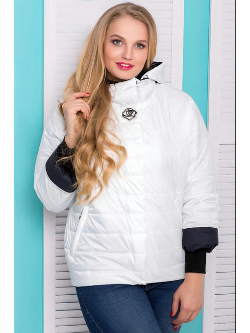 Белая демисезонная куртка с темными манжетами