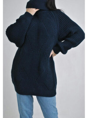Удлиненный женский свитер крупной вязки темно-синий