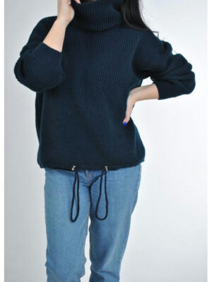 Женский вязанный свитер крупной вязки с высоким горлом темно-синий