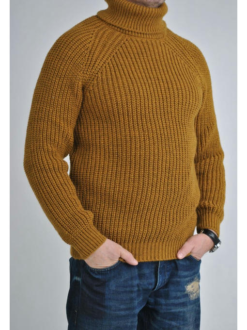 Шерстяной мужской свитер с высоким горлом цвета горчицы — изображение 4