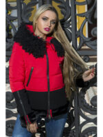 Зимняя женская комбинированная куртка красного цвета с мехом