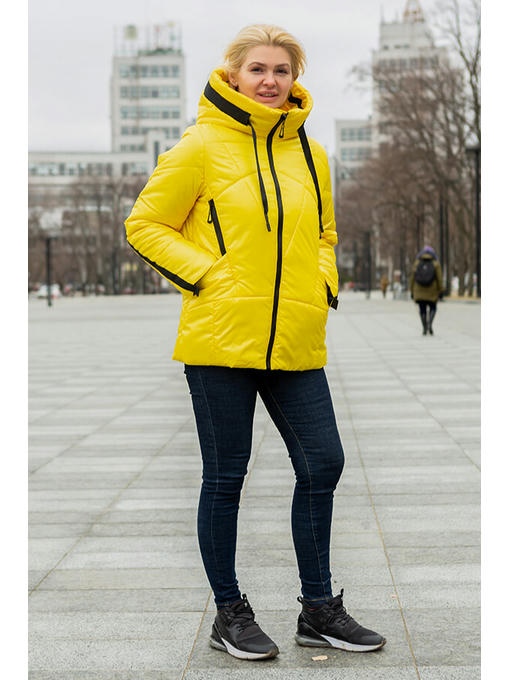 Желтая демисезонная женская куртка с контрастной отделкой — изображение 7