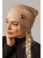 Женская шапочка в молодежном стиле с люриксом цвета пудра