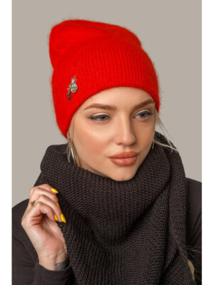 Зимняя женская двойная шапка красного цвета с украшением