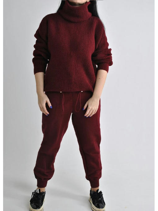 Женский стильный вязанный костюм бордового цвета — изображение 2